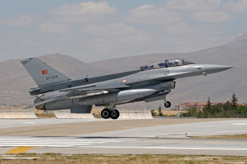 Photo 21.jpg - A F-16D Block 50 during the landing at Konya